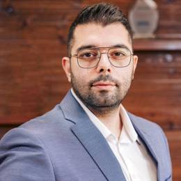 柳覃高速公路首片预制箱梁成功浇筑